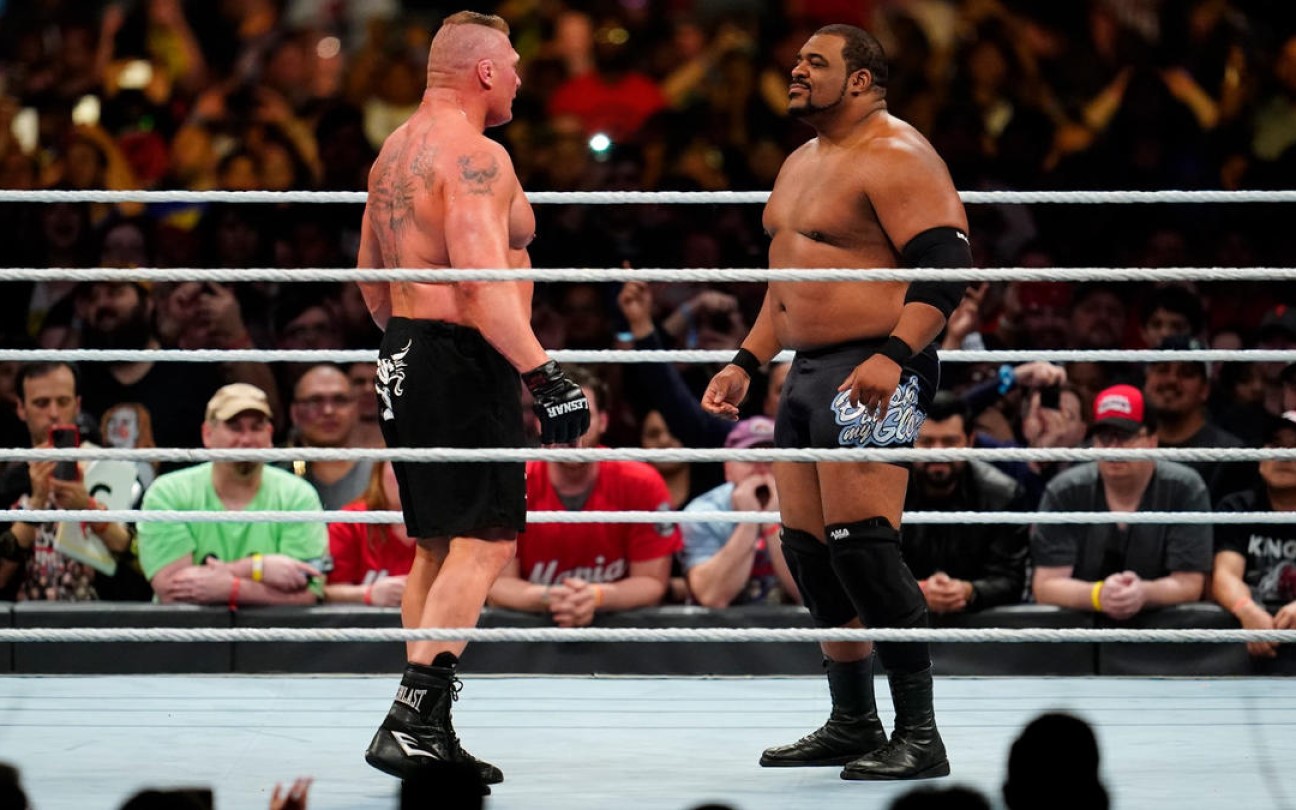 Brock Lensar e Keith Lee no ringue da WWE