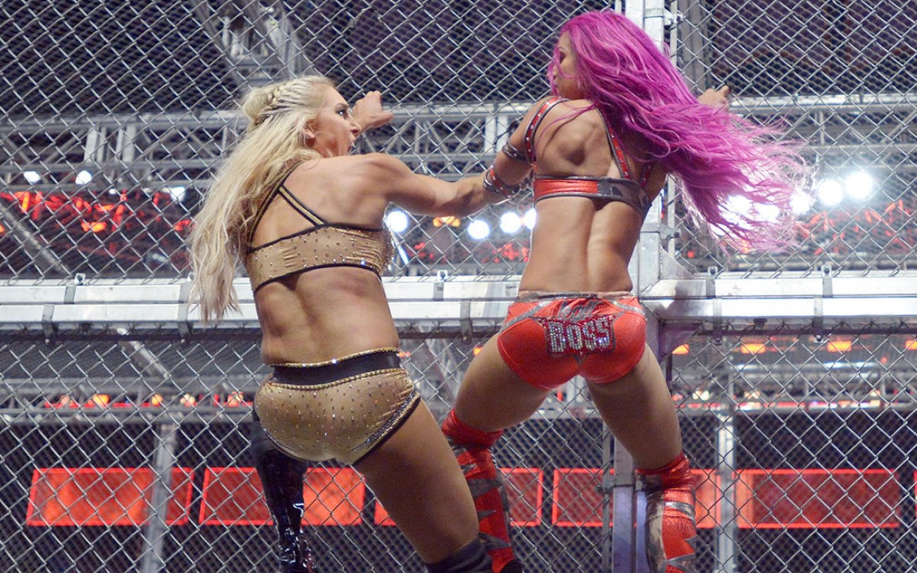 Charlotte Flair e Sasha Banks em jaula da WWE