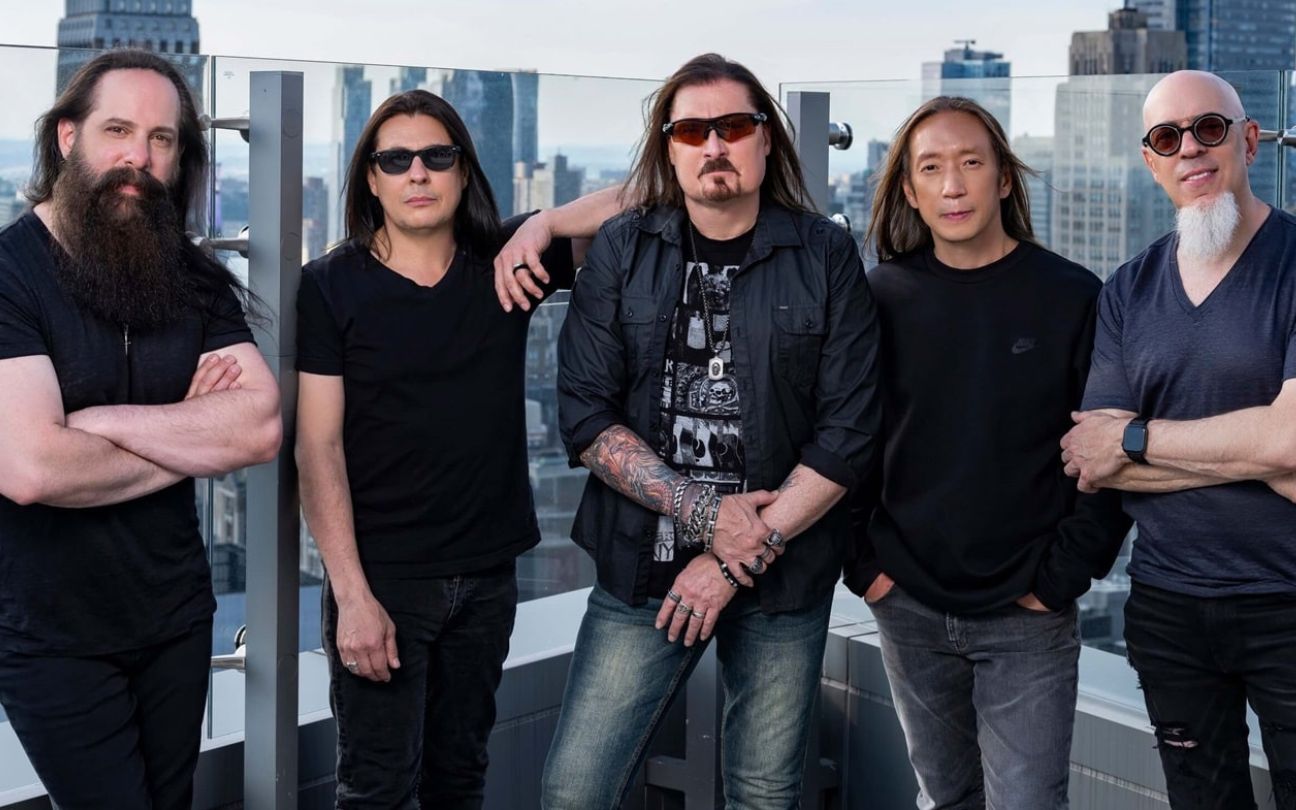 A banda Dream Theater em uma cobertura