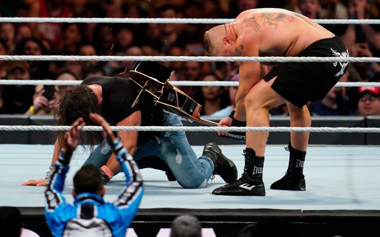 Elias e Brock Lesnar no ringue da WWE