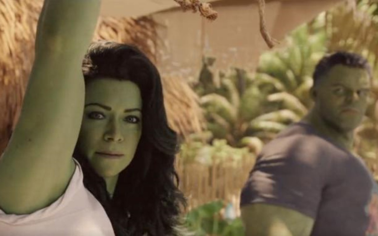 Tatiana Maslany e Mark Ruffalo em cena de Mulher-Hulk: Defensora de Heróis