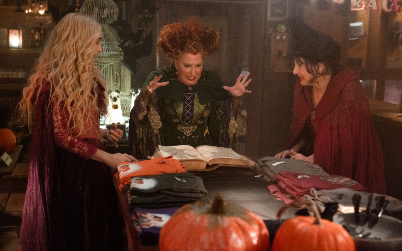 Sarah Jessica Parker, Bette Midler e Kathy Najimy em cena de Abracadabra 2