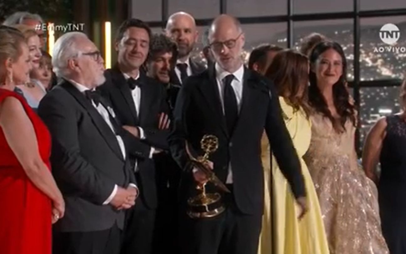 Elenco e equipe de Succession recebe Emmy