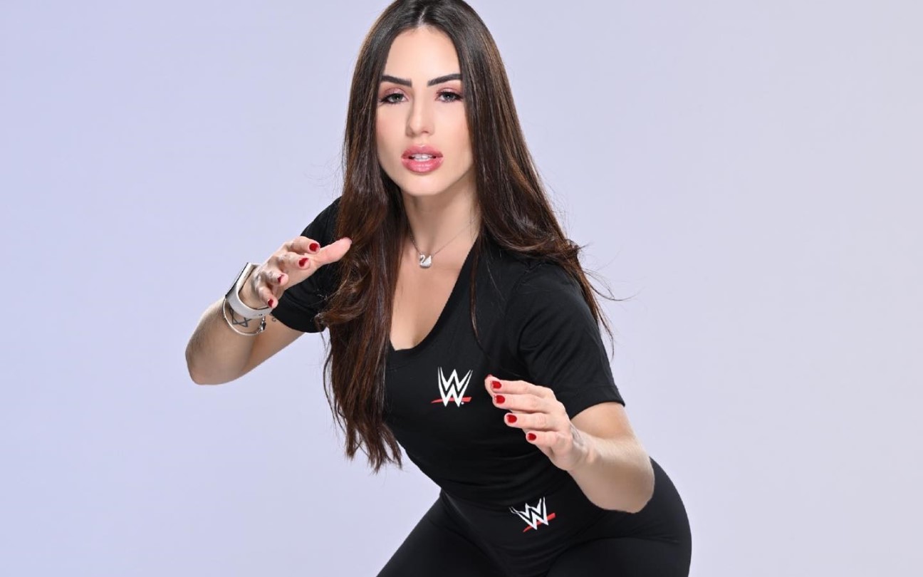 Giovanna Eburneo com uniforme da WWE