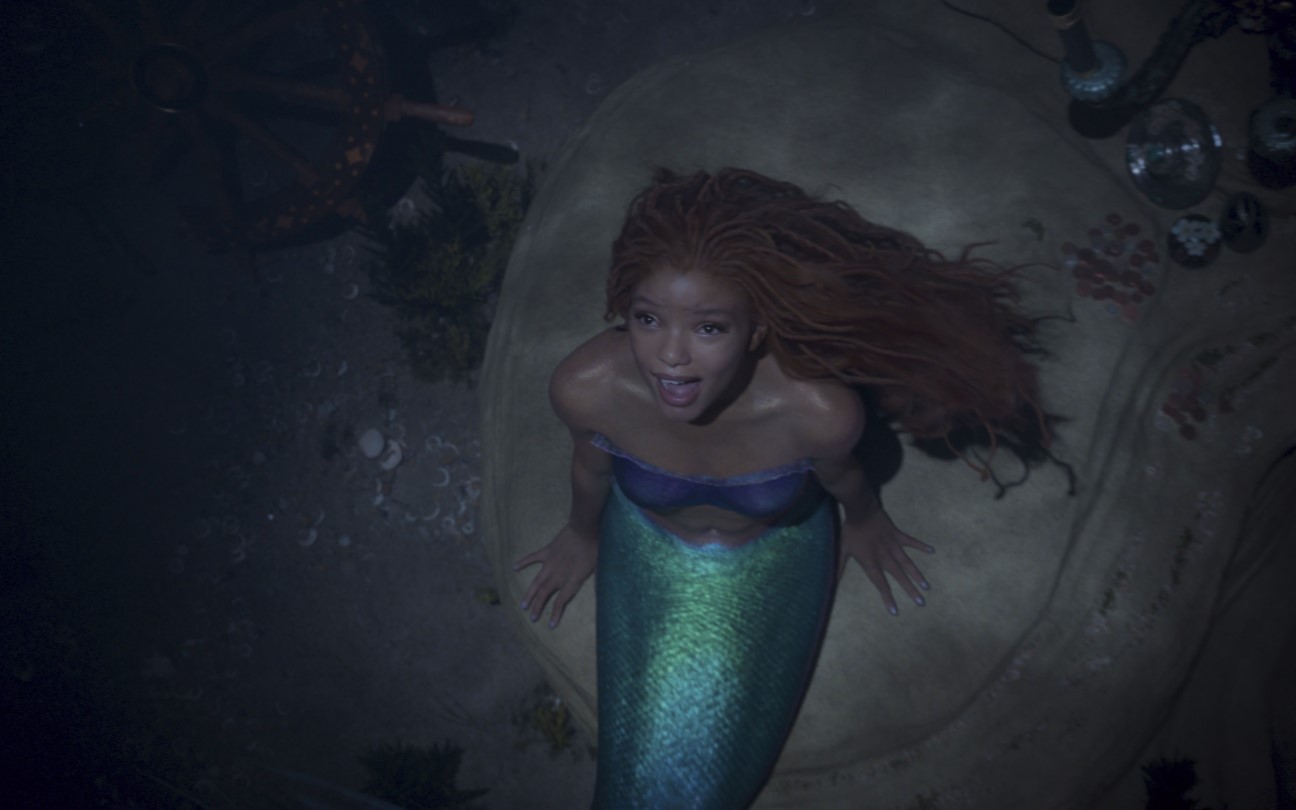 Halle Bailey como Ariel em cena de A Pequena Sereia
