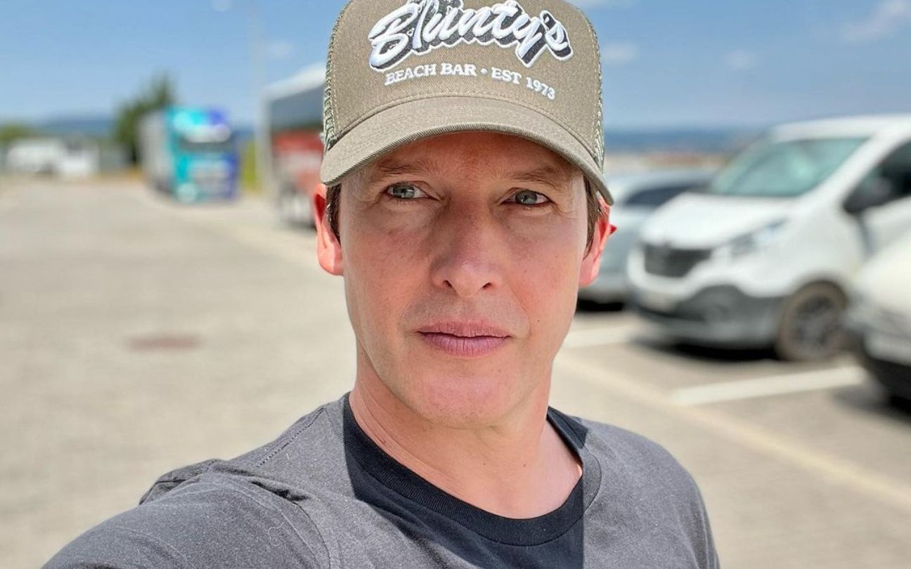 James Blunt posa para selfie em praia