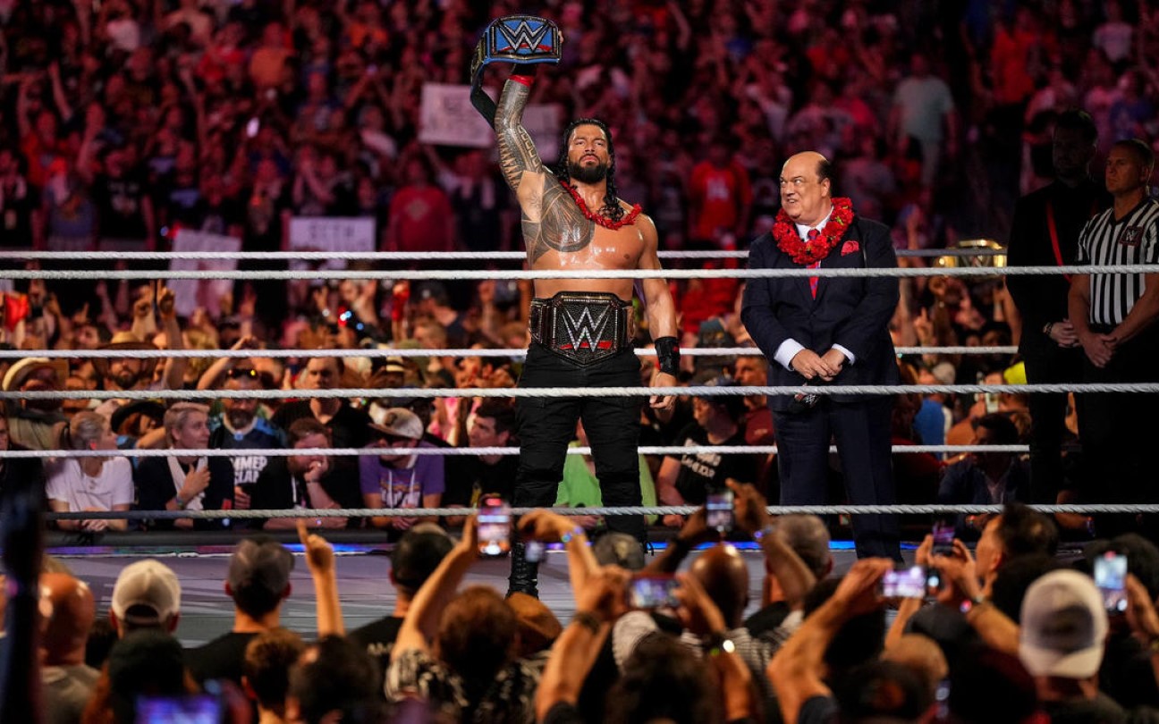 Roman Reigns e Paul Heyman no ringue da WWE
