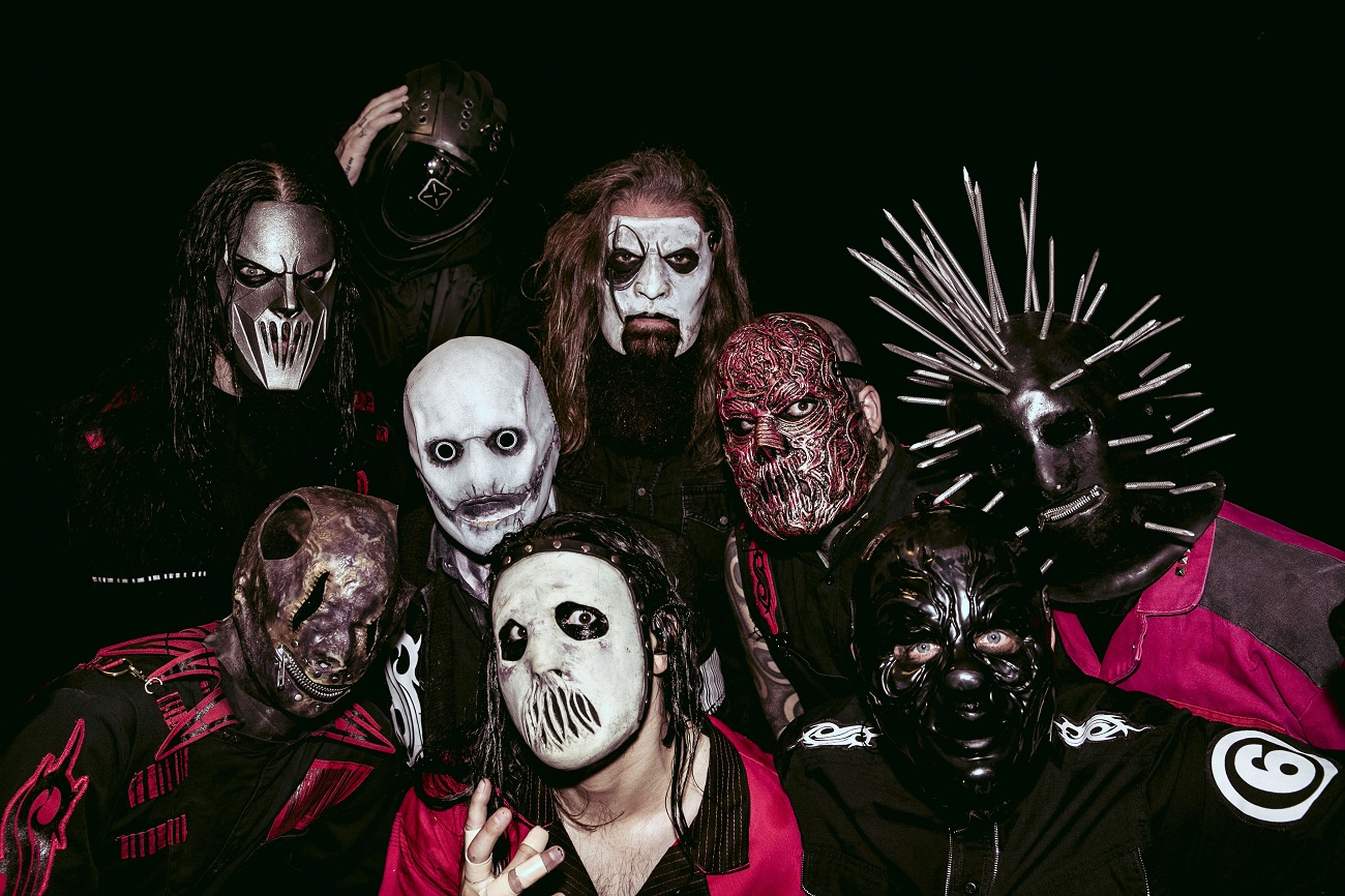 Slipknot em foto de divulgação com suas máscaras assombrosas