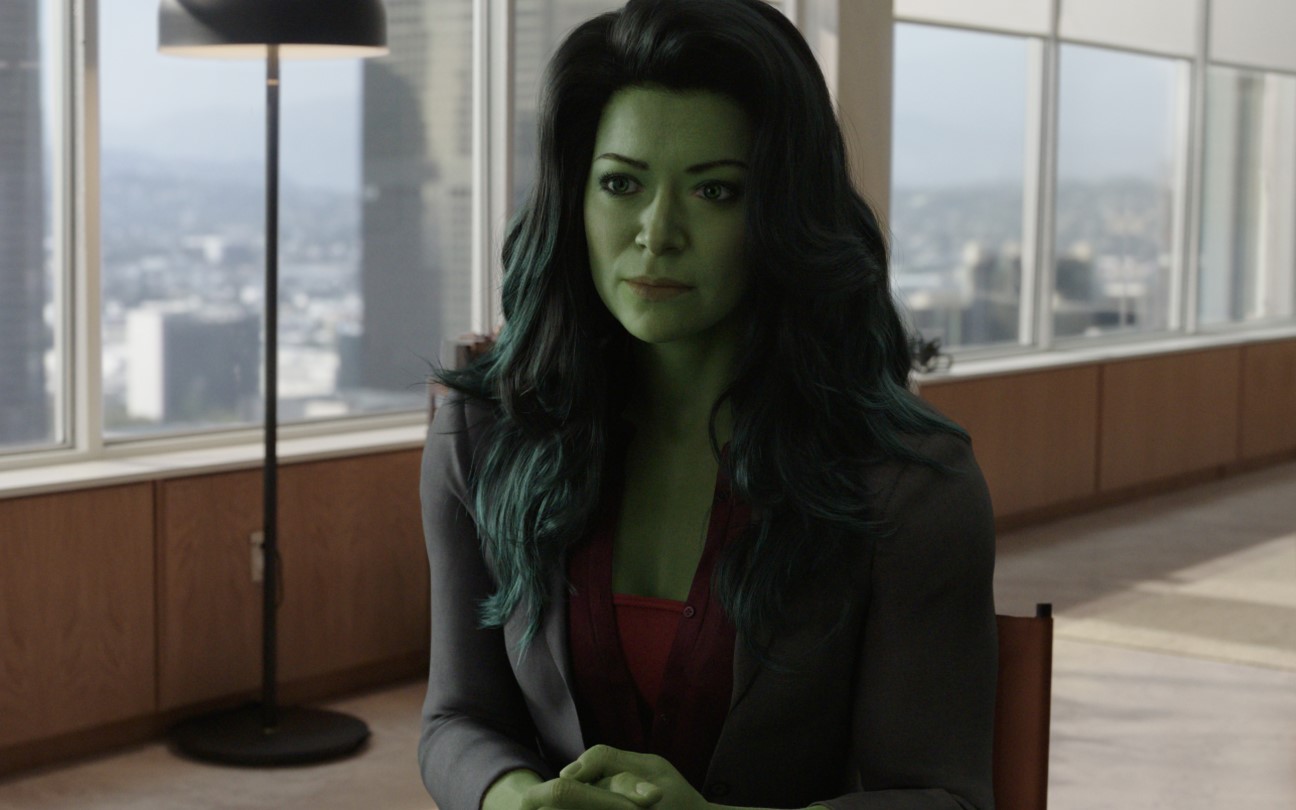 Tatiana Maslany em cena de Mulher-Hulk