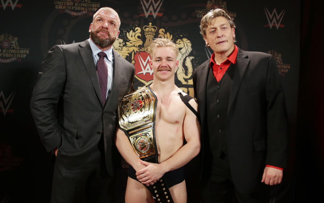 Triple H, Tyler Bate e William Regal nos bastidores do NXT UK