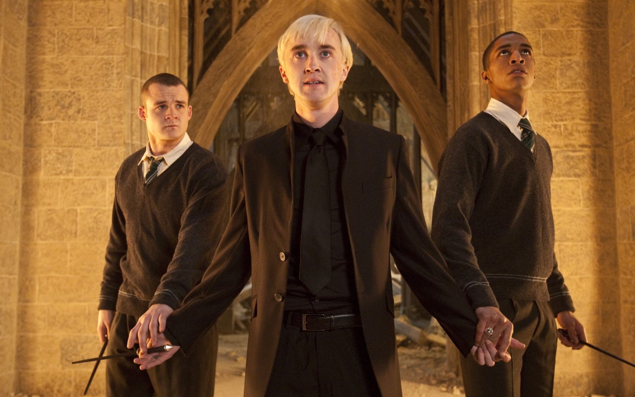 Josh Herdman, Tom Felton e Louis Cordice em cena de Harry Potter: Relíquia das Mortes - Parte 2