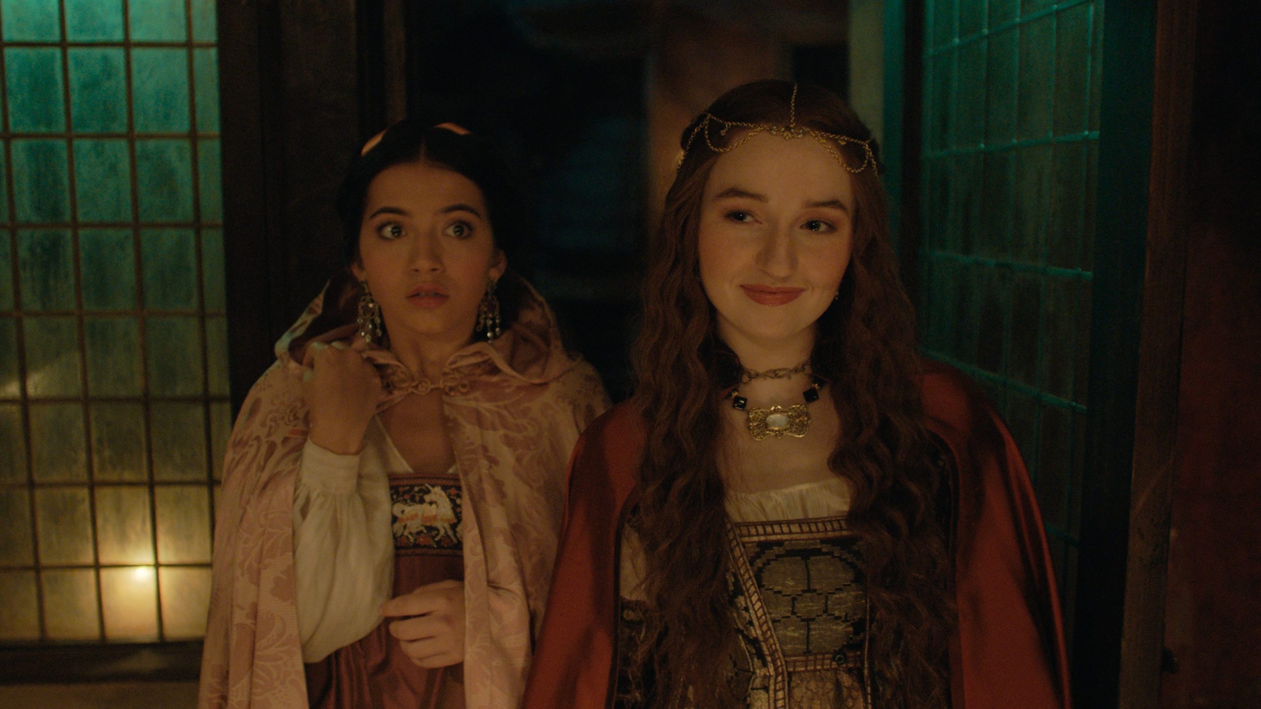 Isabela Merced como Julieta e Kaitlyn Dever como Rosalina