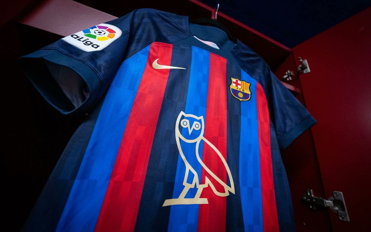Camisa do Barcelona com coruja da OVO, gravadora de Drake