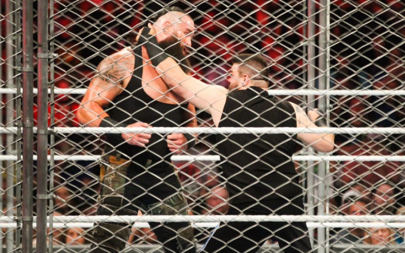 Braun Strowman e Kevin Owens na jaula da WWE