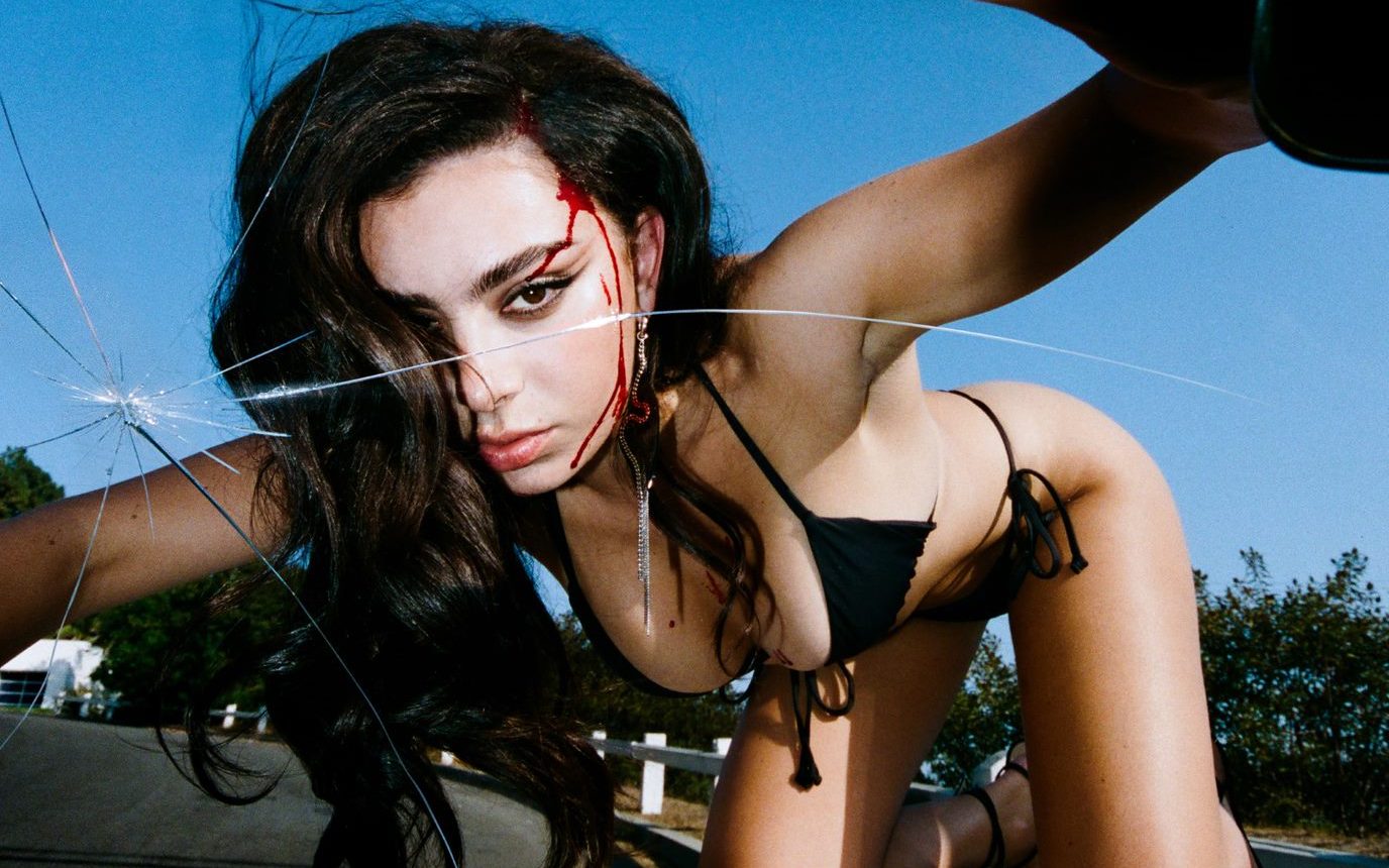 Charli XCX em cima de carro em foto da capa do álbum Crash