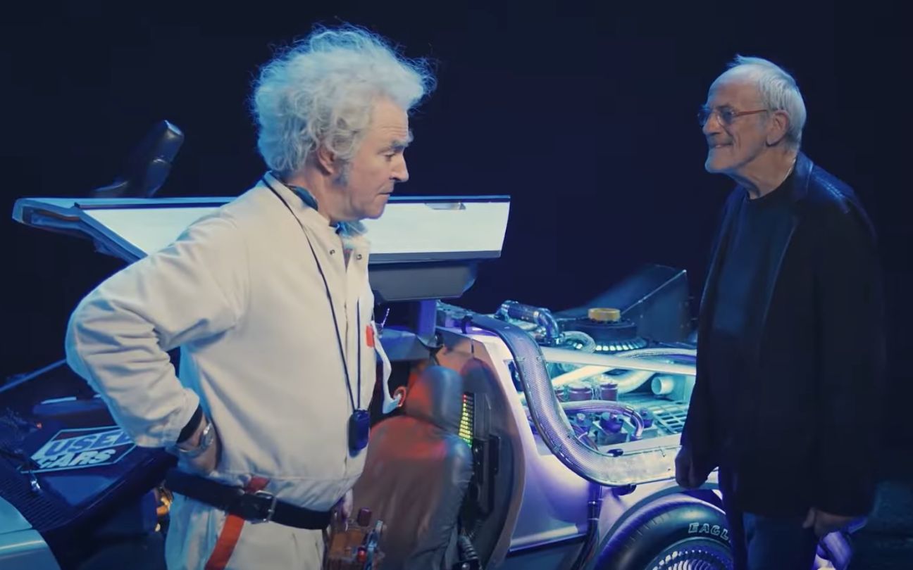 Roger Bart e Christopher Lloyd em promo de De Volta para o Futuro