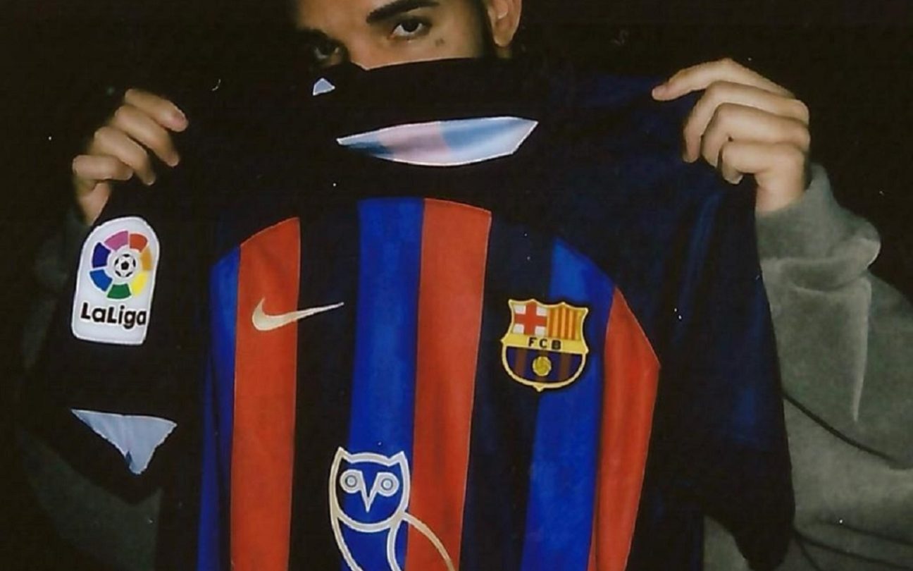 Drake com a camisa do Barcelona que traz a coruja de sua gravadora, OVO