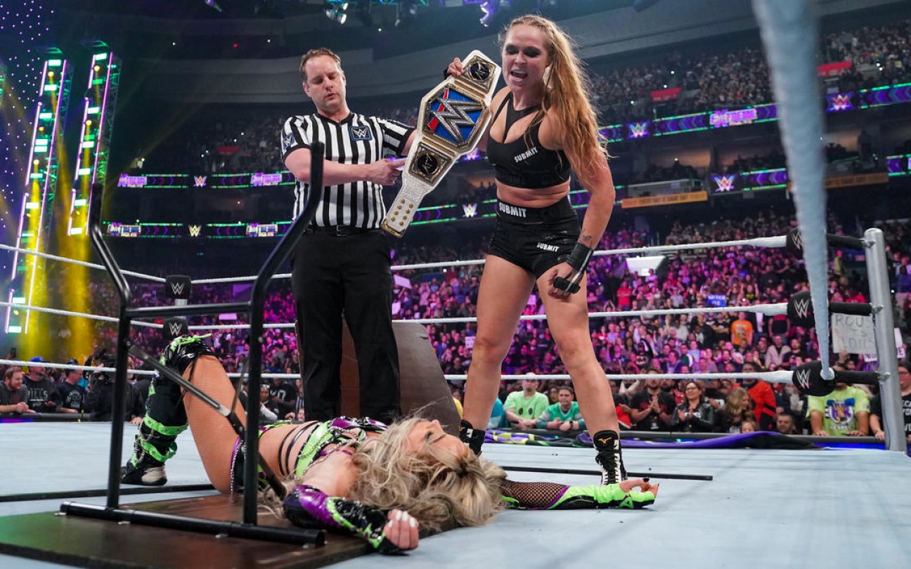 Liv Morgan e Ronda Rousey no ringue da WWE