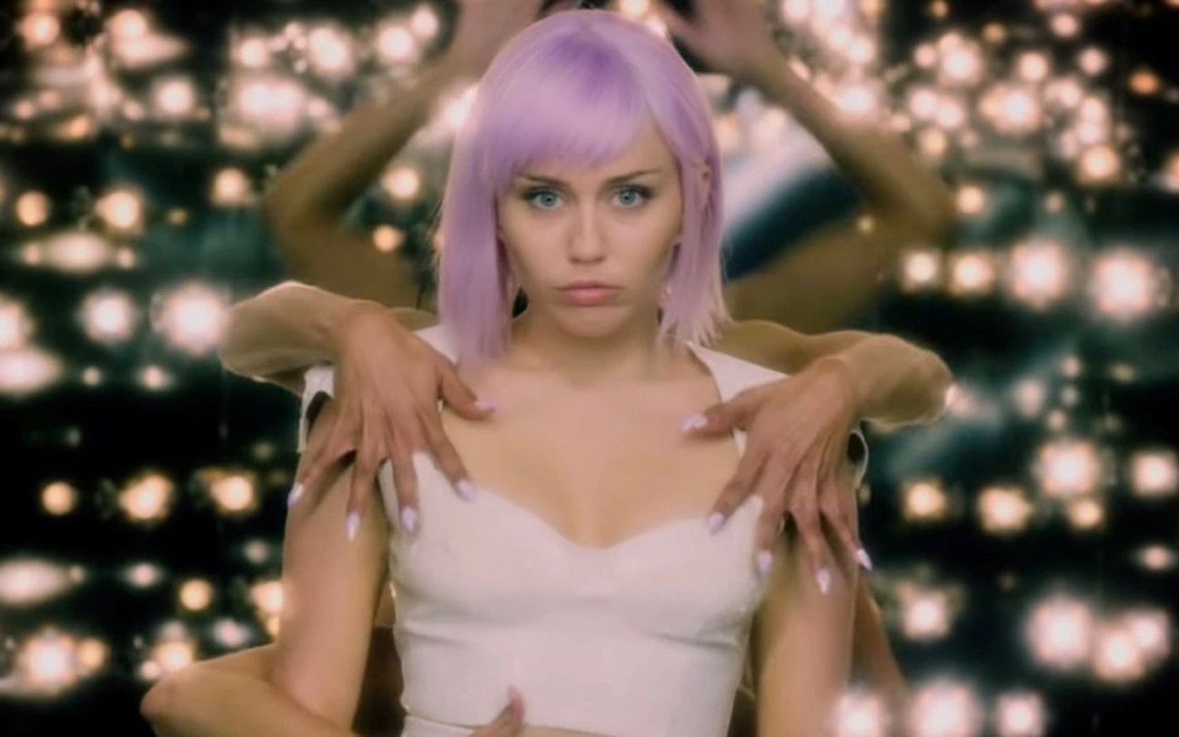 Miley Cyrus em cena da série Black Mirror