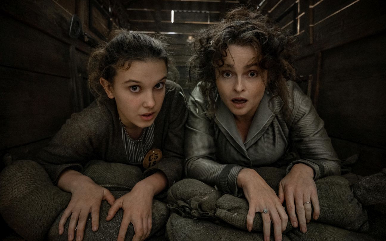 Millie Bobby Brown e Helena Bonham Carter em Enola Holmes 2