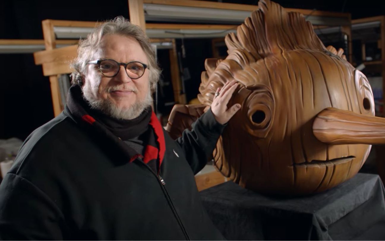 Guillermo Del Toro ao lado de um boneco Pinóquio