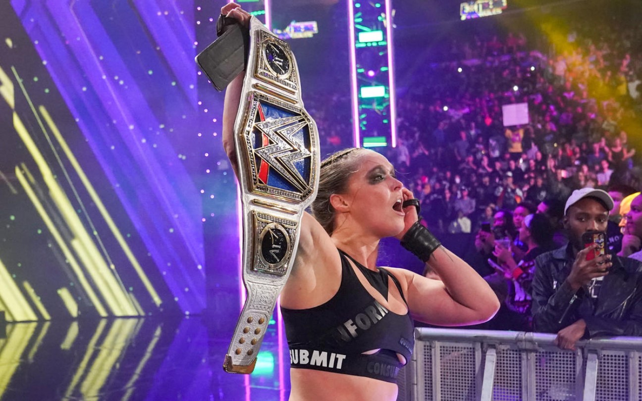 Ronda Rousey no palco da WWE