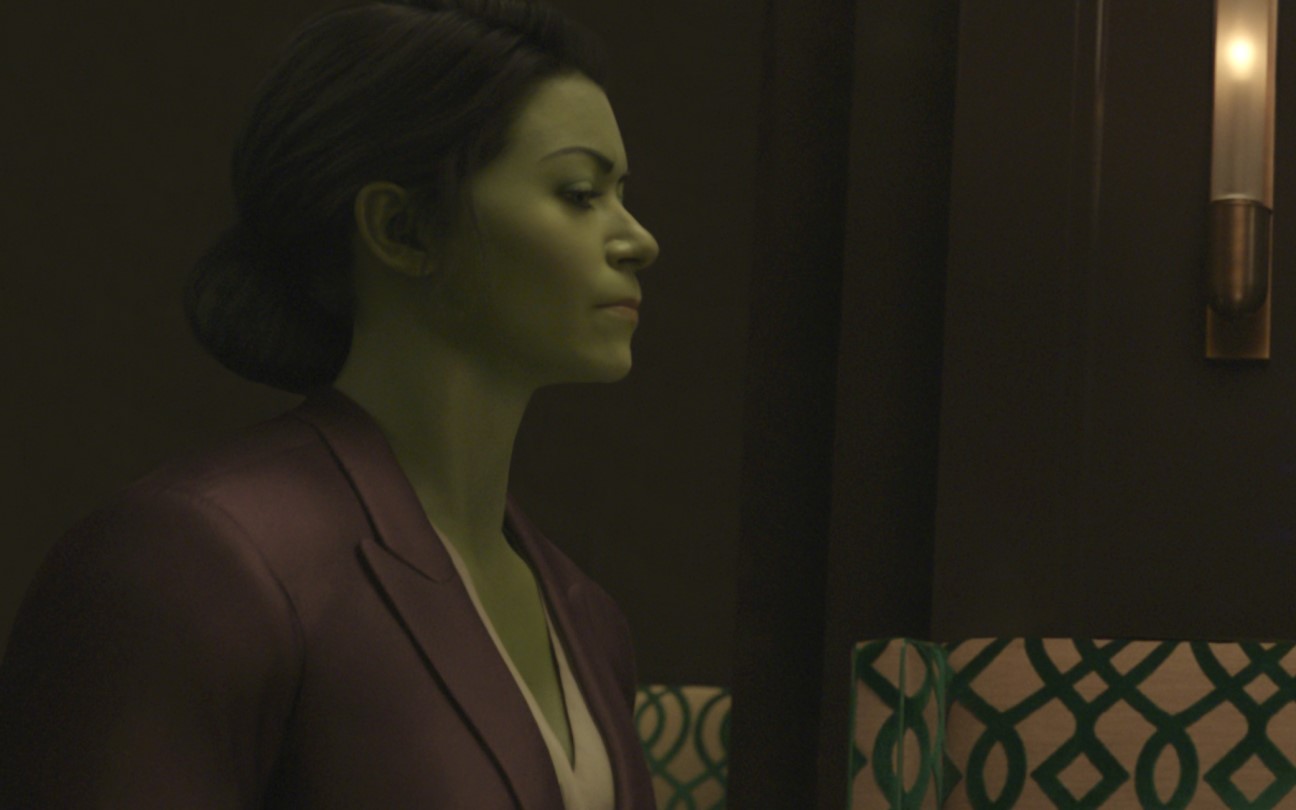 Tatiana Maslany em cena de Mulher-Hulk