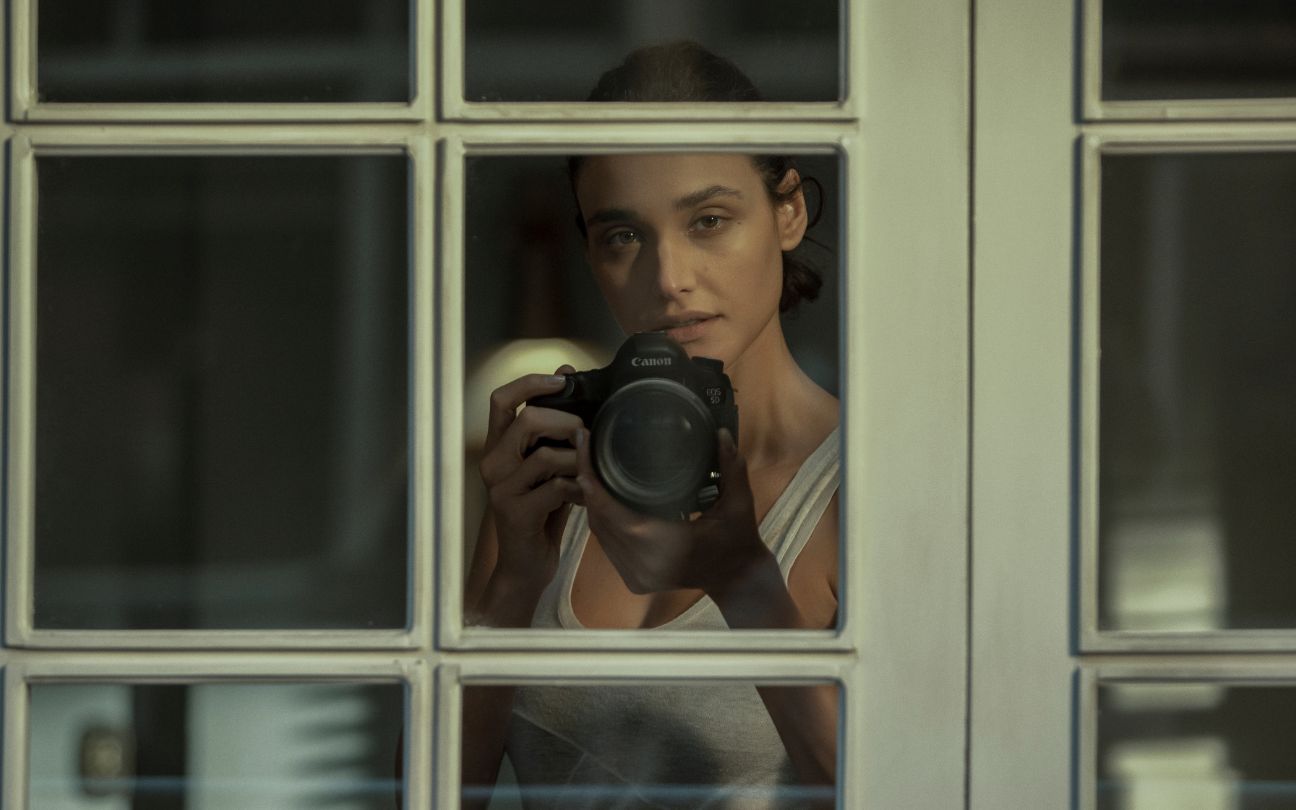 Débora Nascimento vive voyeur em trailer sexy de nova série da Netflix