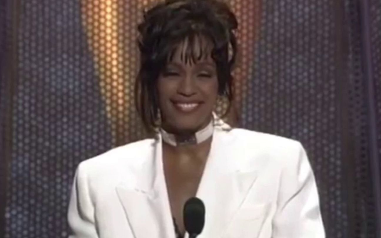 Whitney Houston apresentando um prêmio no Oscar