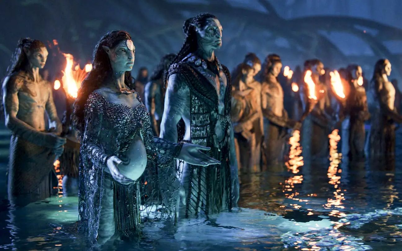 Kate Winslet e Cliff Curtis em cena de Avatar: O Caminho da Água