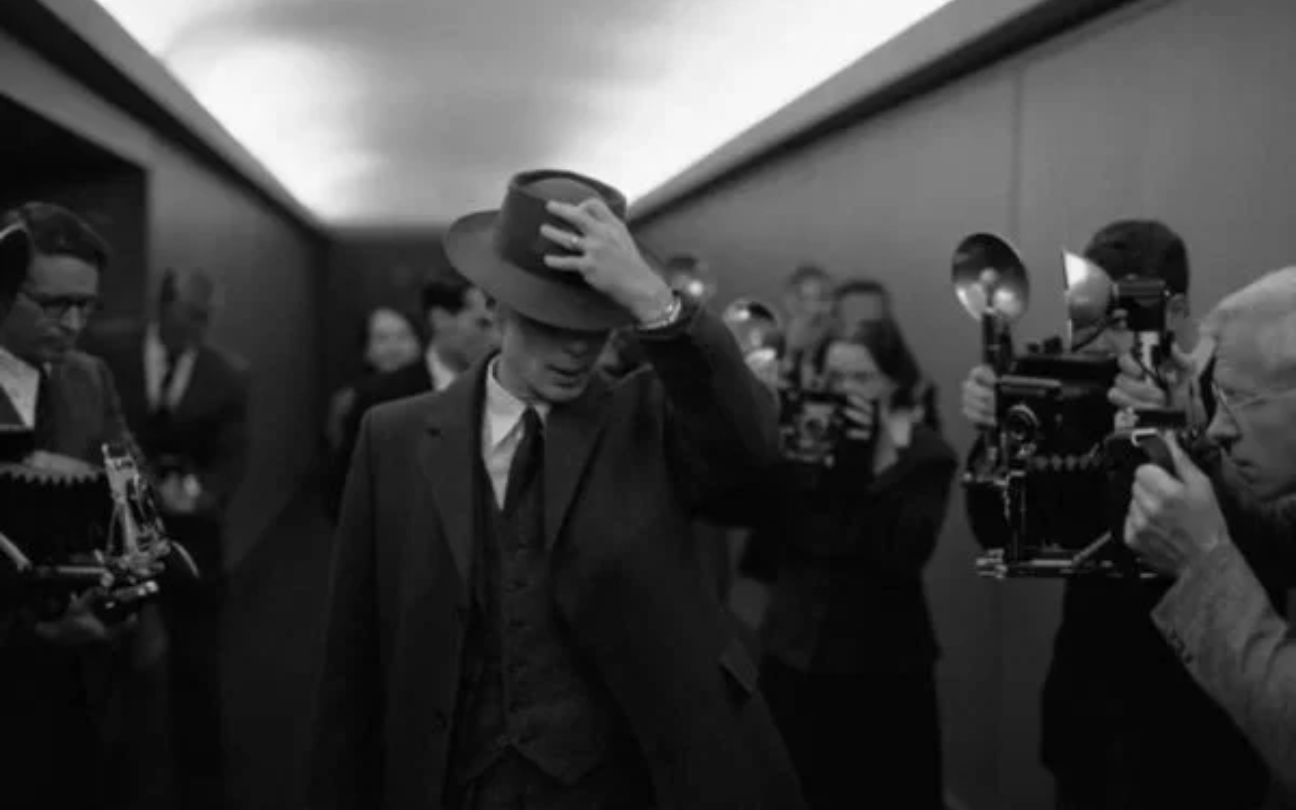 Cillian Murphy em cena do trailer de Oppenheimer