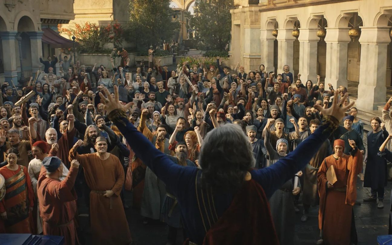 Multidão em cena de O Senhor dos Anéis: Os Anéis de Poder