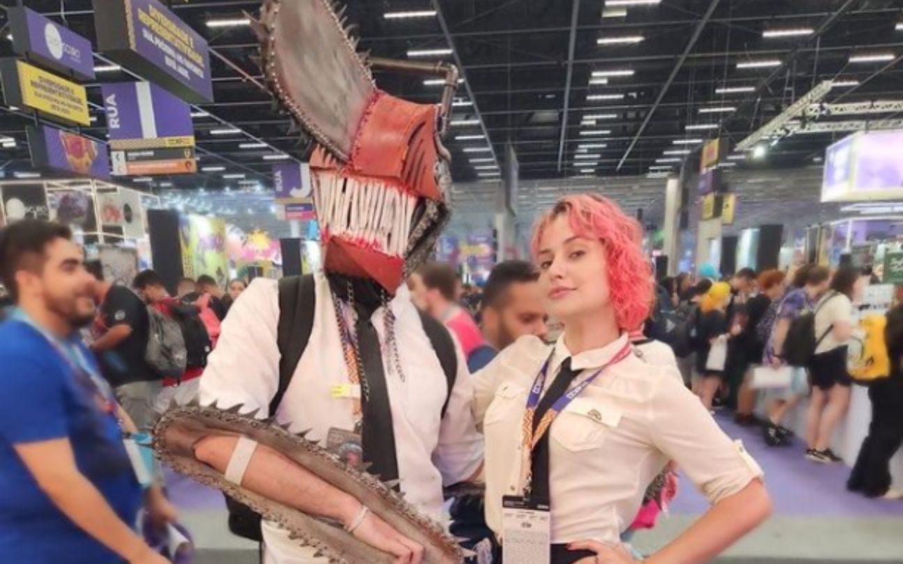 Brasileira fez um lindo cosplay feminino do Denji de Chainsaw Man