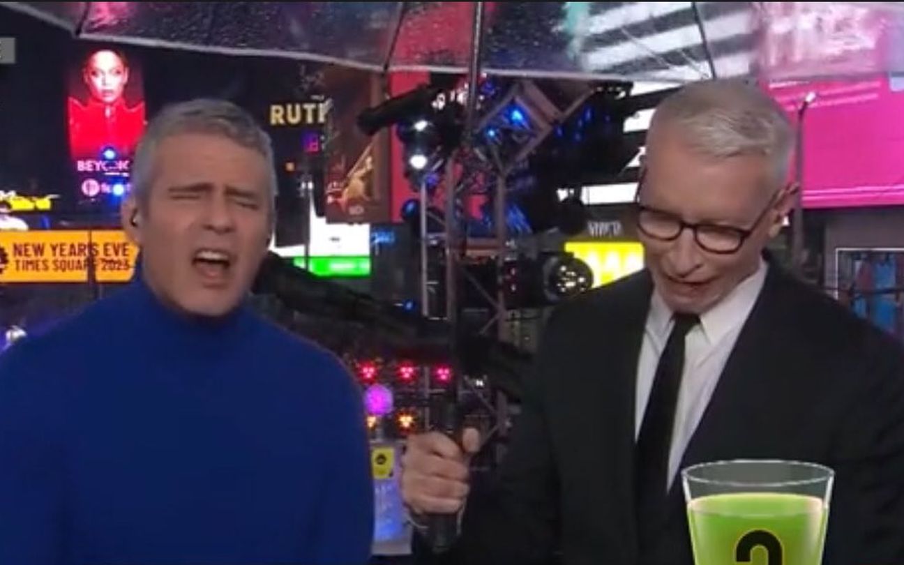 Andy Cohen e Anderson Cooper na transmissão do Ano-Novo da CNN
