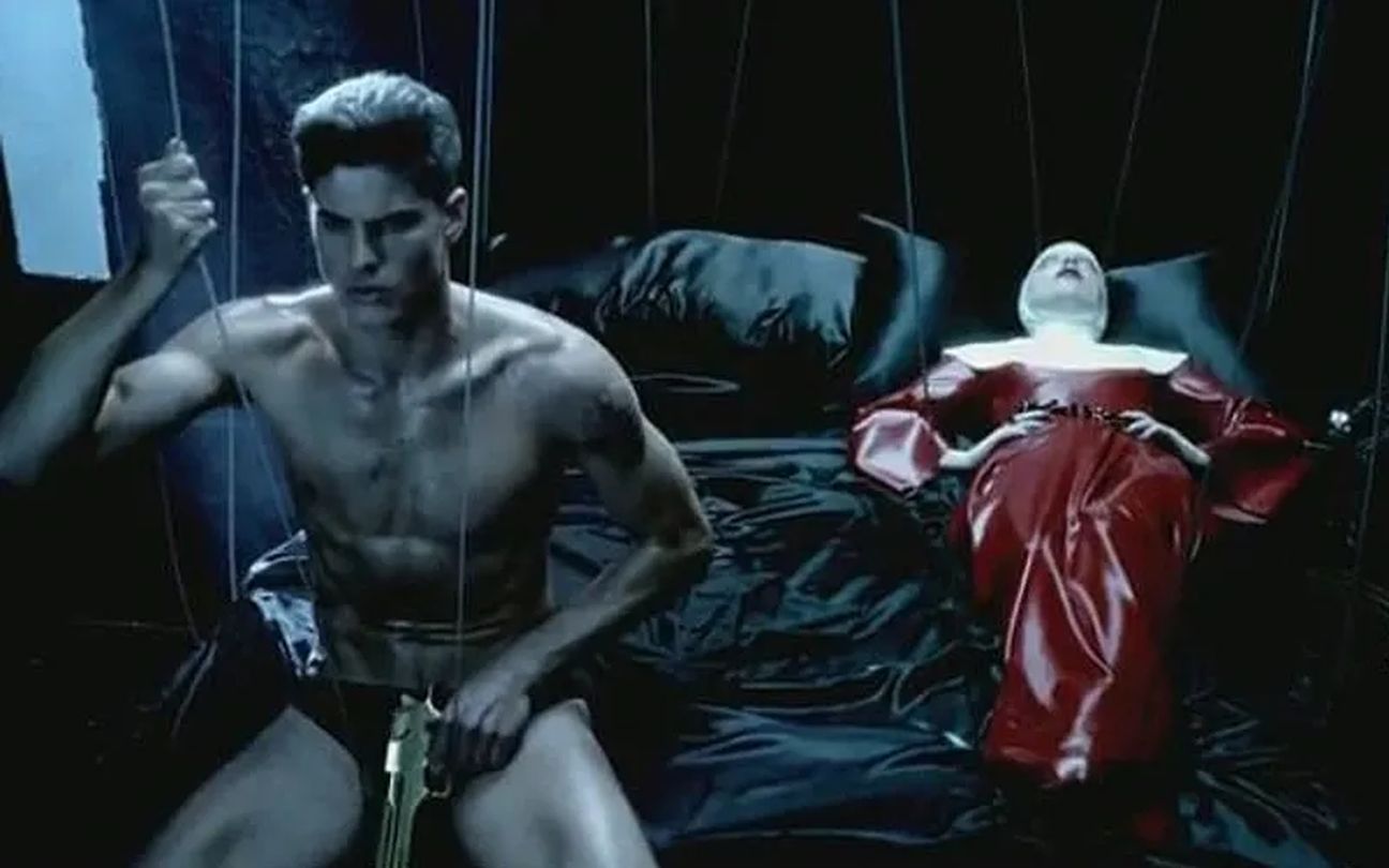Evandro Soldati com Lady Gaga no clipe de Alejandro