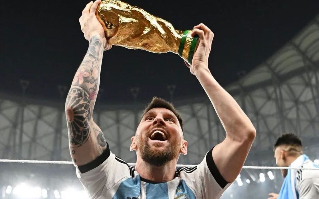 Lionel Messi levanta taça após vitória da Argentina na Copa do Catar