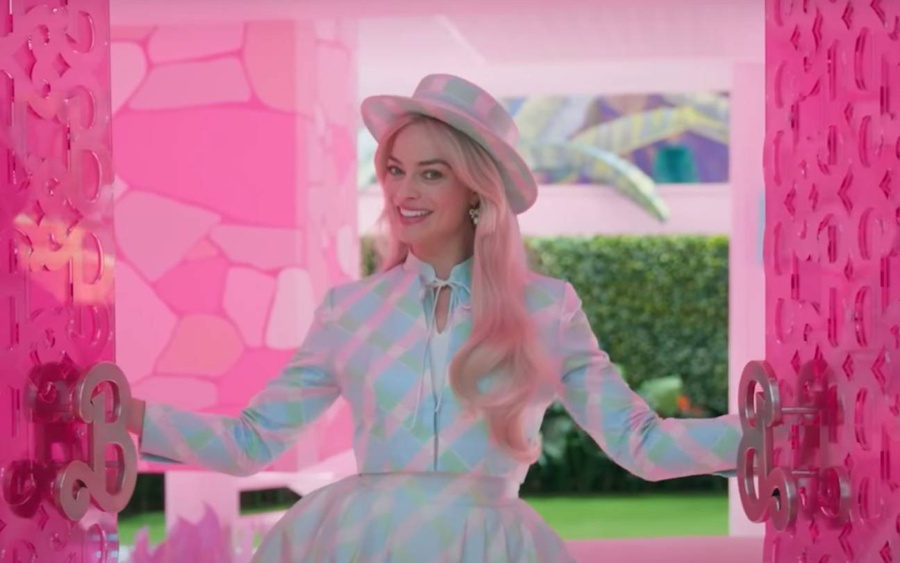 Margot Robbie no cenário de Barbie