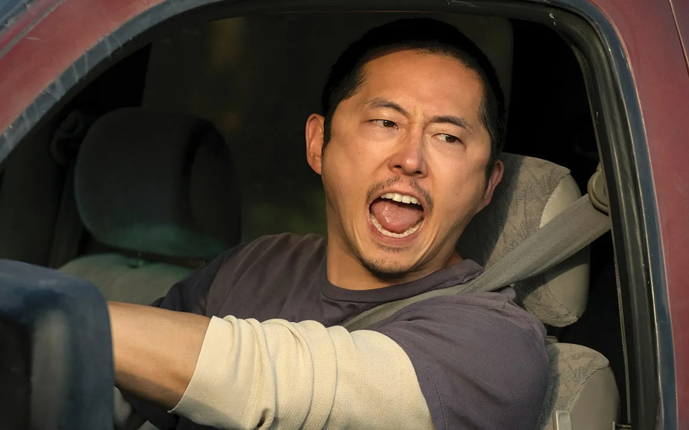 Steven Yeun em cena da série Treta, da Netflix