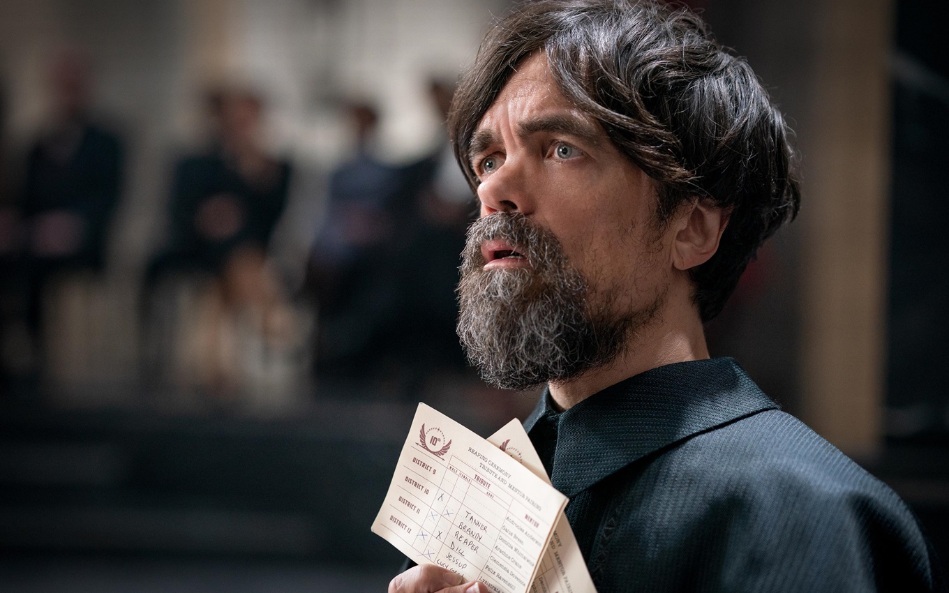 Peter Dinklage em cena de Jogos Vorazes: A Cantiga dos Pássaros e das Serpentes