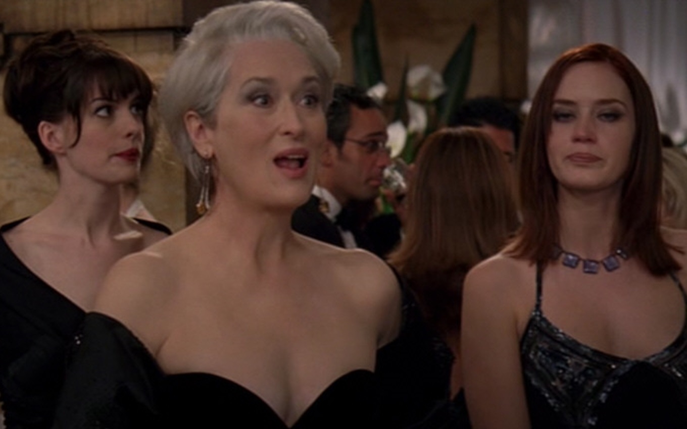 Anne Hathaway, Meryl Streep e Emily Blunt em cena de O Diabo Veste Prada