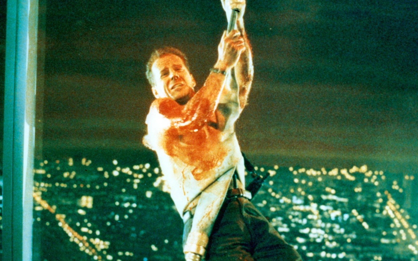 Bruce Willis em cena de Duro de Matar