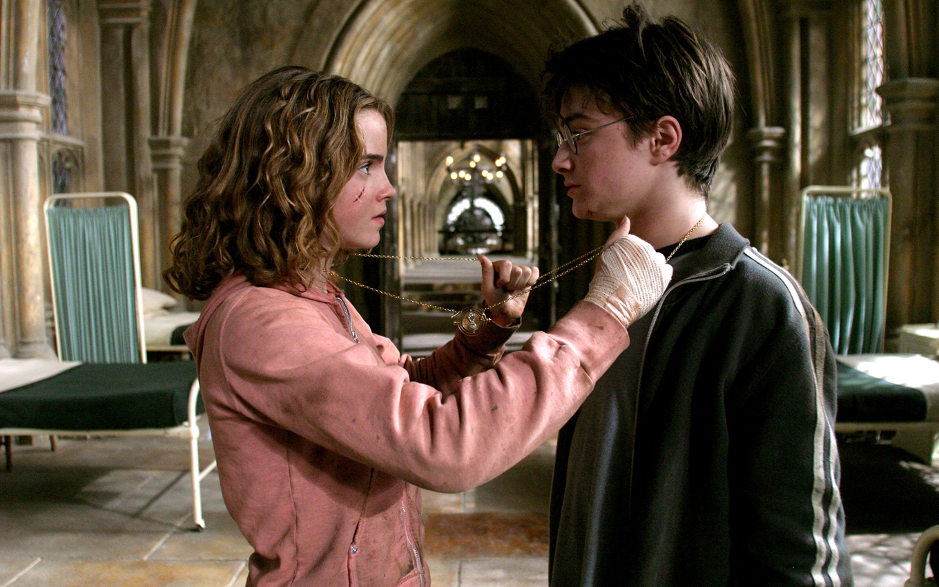 Emma Watson e Daniel Radcliffe em cena de Harry Potter e o Prisioneiro de Azkaban