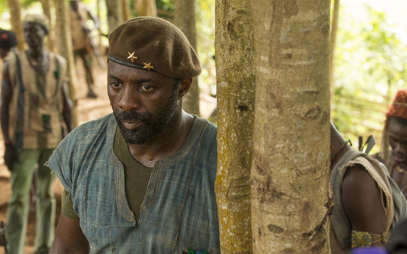 Idris Elba em cena de Beasts of No Nation