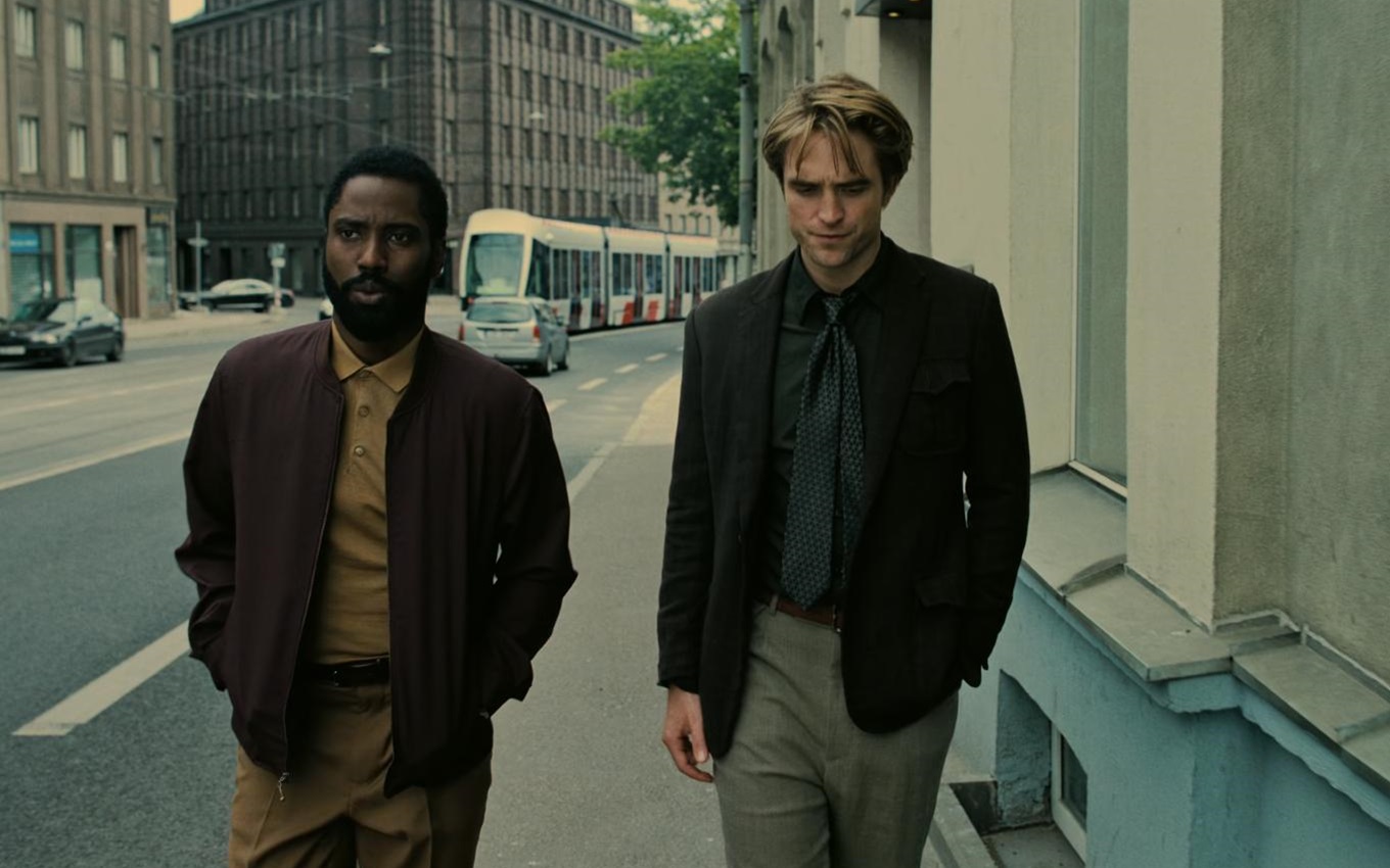John David Washington e Robert Pattinson em cena de Tenet