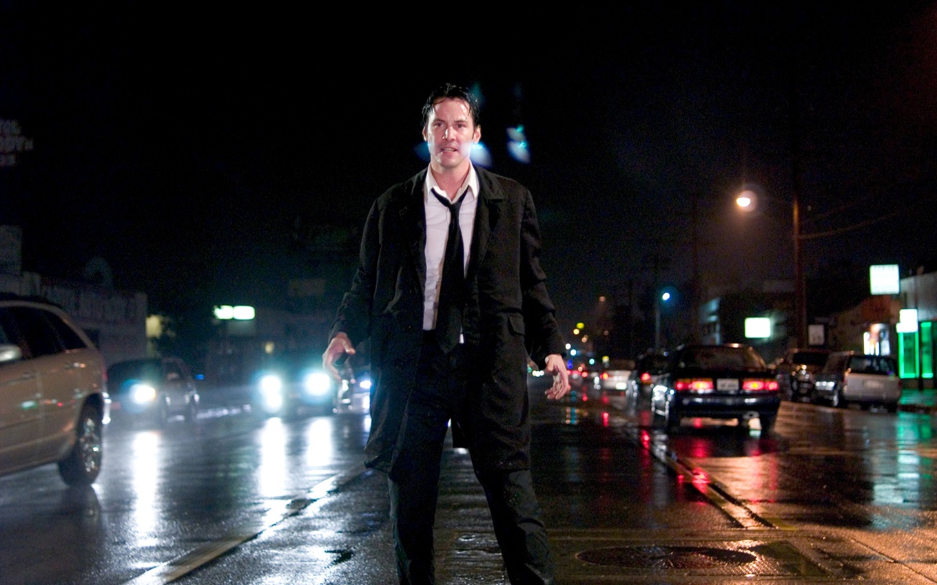 Keanu Reeves em cena de Constantine