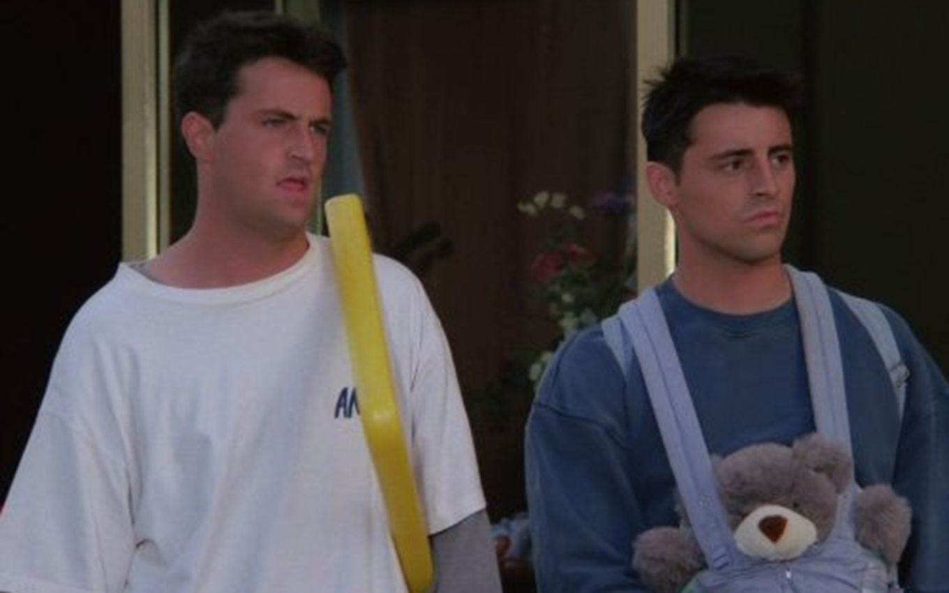 Matthew Perry e Matt LeBlanc em cena de Friends