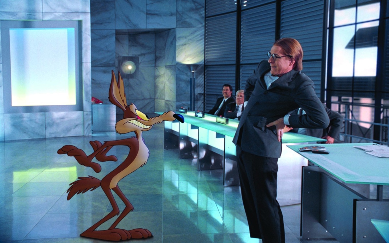 Coyote e Steve Martin em cena de Looney Tunes: De Volta à Ação