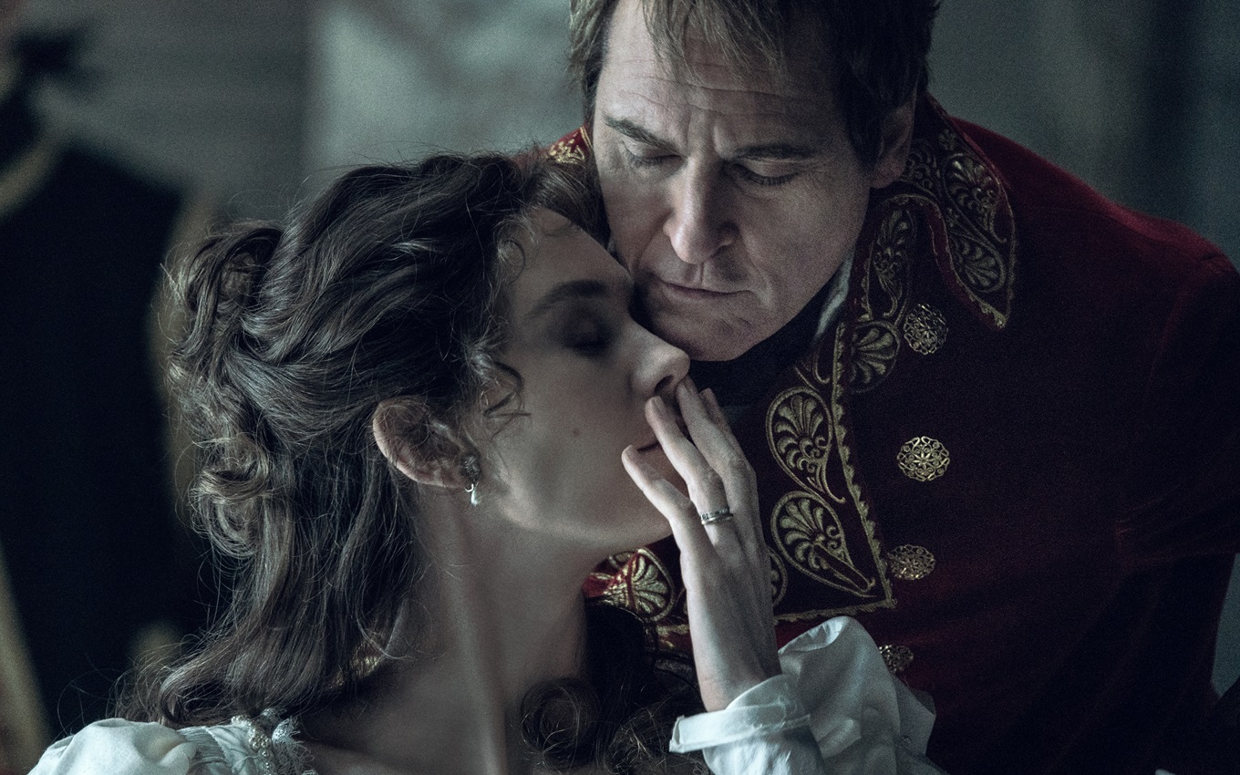 Vanessa Kirby e Joaquin Phoenix em cena de Napoleão