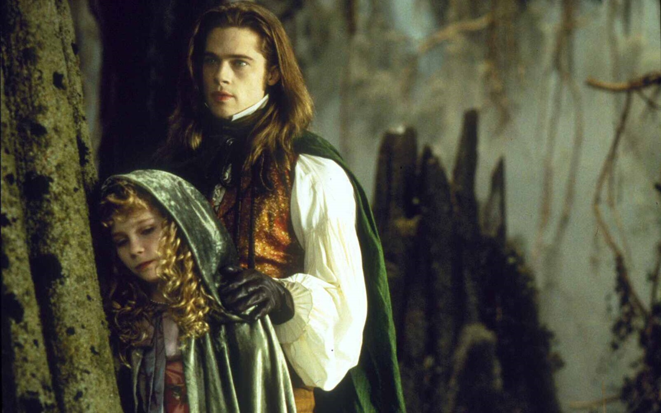 Kirsten Dunst e Brad Pitt em cena de Entrevista com o Vampiro