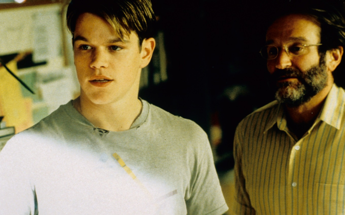 Matt Damon e Robin Williams em cena de Gênio Indomável, filme que gera reflexão